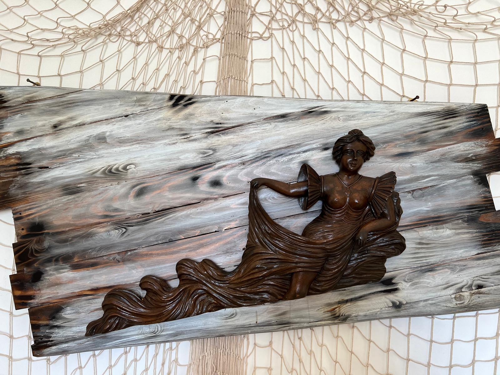 Immagine di una polena: donna scolpita nel legno che protegge dal mare